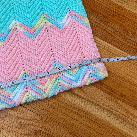 VTG Hand Knit 44 x 25" Baby Blanket Lap Blanket Pastel Chevron Made By Grandma - Picture 8 of 8